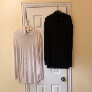 Lot 2 Medium Universal Standard Turtlenecks
